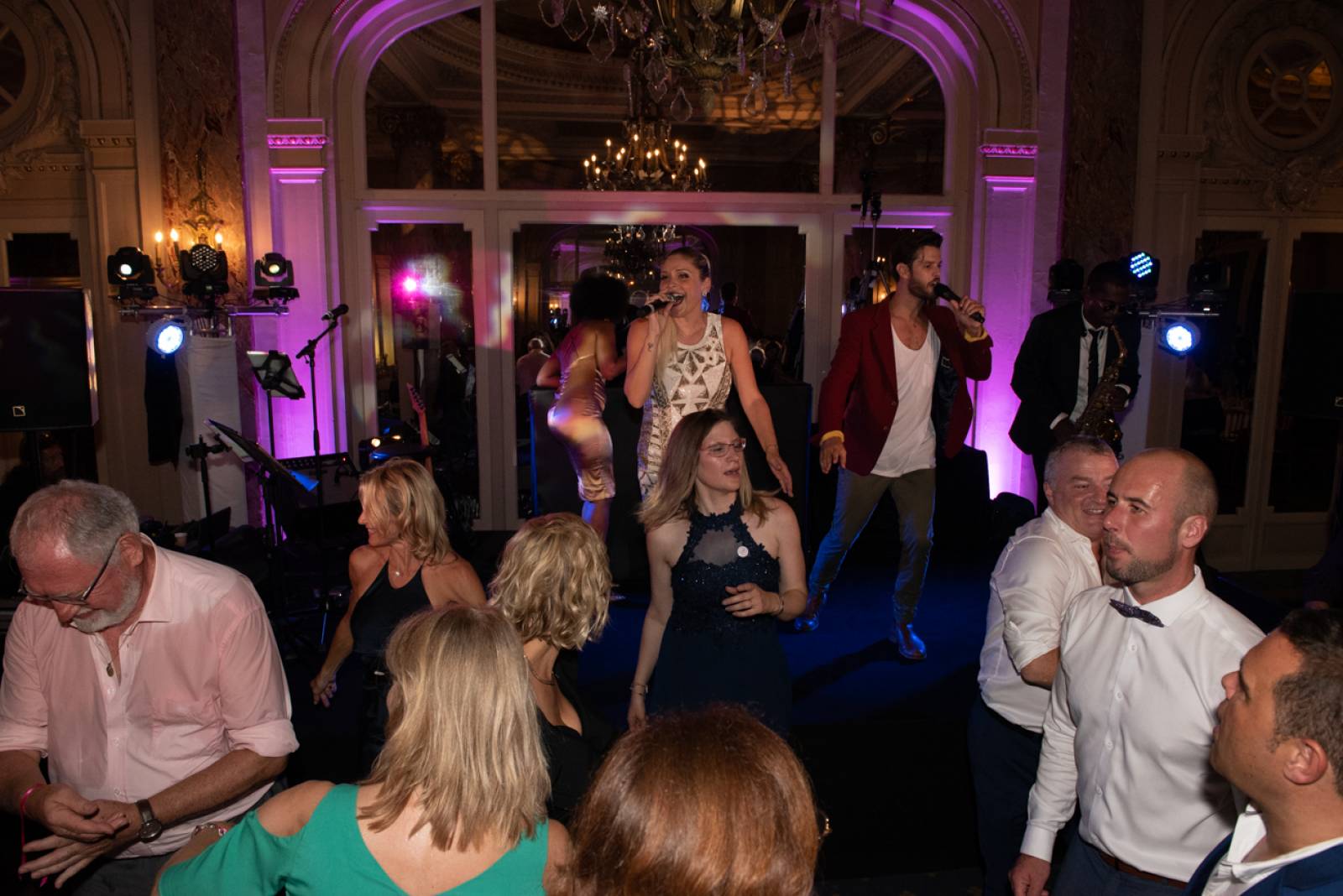 Choisir un prestataire musical expérimenté pour animer un mariage avec groupe de musique live Saint-Tropez Côte d'Azur