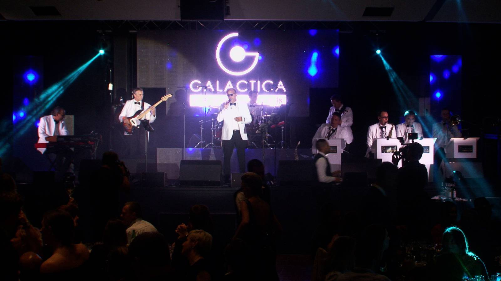Orchestre avec musiciens et chanteurs pour diner de gala ou repas associatif Cannes