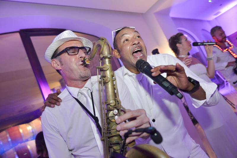 Chanteurs et groupe de musique DJ live pour anniversaire sur Saint-Tropez dans le Var (83)