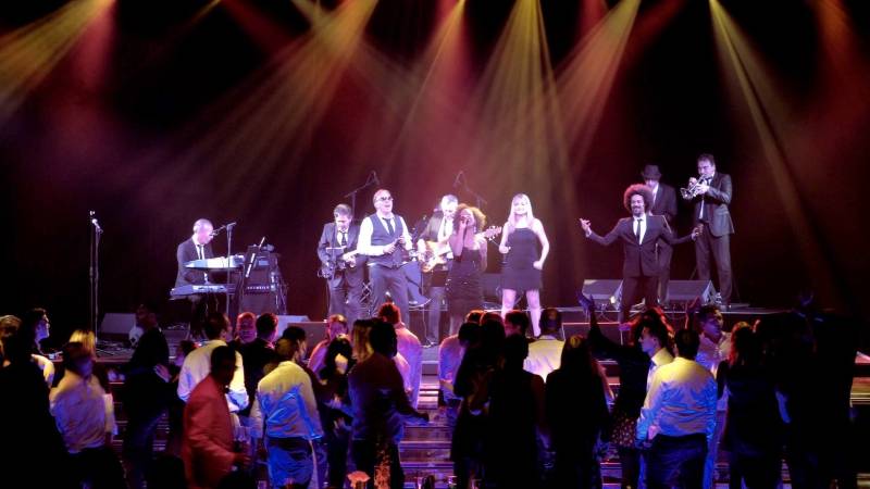 Ambiance dîner avec le groupe de musique de variété internationale pour soirée d'entreprise à Marseille (13)