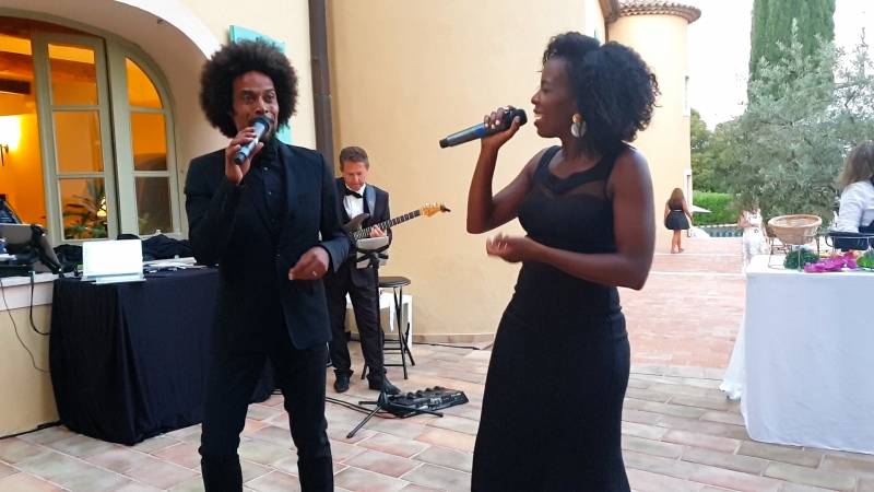 Chanteuse, chanteur et guitariste pour l’animation musicale de votre cocktail de mariage à Lyon (69)