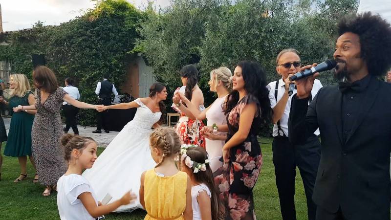 Orchestre de variété internationale avec saxophoniste pour cocktail et cérémonie de mariage à Lyon - Rh