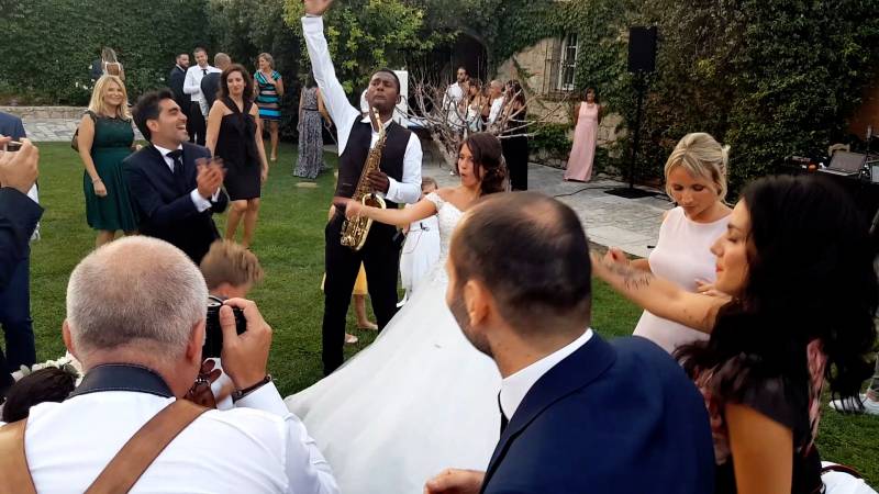 Excellent saxophoniste accompagnant un groupe de musique haut de gamme pour mariage à Monaco, Monte-Carlo