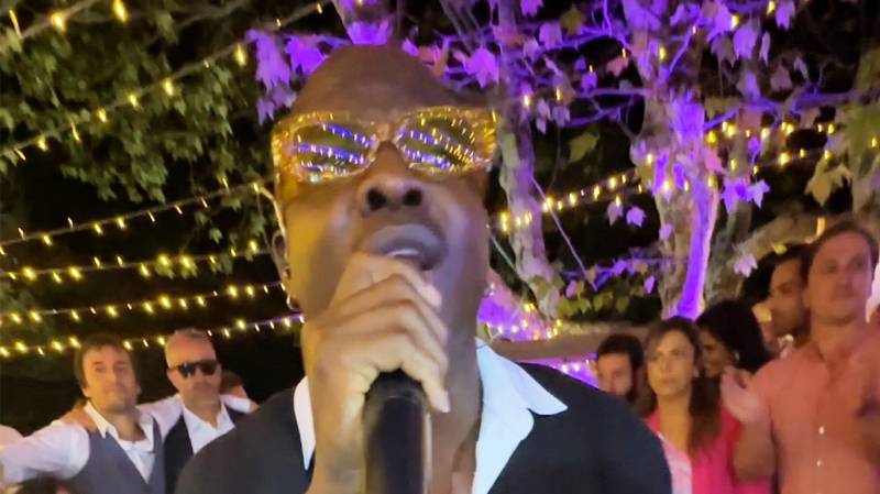 Piste de danse en folie avec des chanteurs extraordinaires pour votre mariage à Toulon (83)