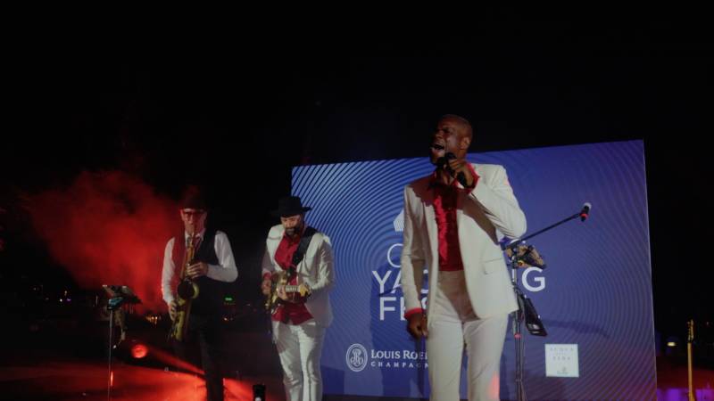 Chanteur, guitariste et saxophoniste haut de gamme pour soirée privée à Toulon dans le Var (83)