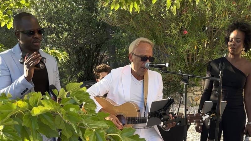 Un cocktail festif avec chanteurs et saxophoniste pour mariage à Nice dans les Alpes-Maritimes (06)