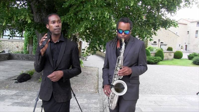 Cocktail avec chanteurs et saxophoniste haut de gamme pour mariage à Avignon dans le Vaucluse (84)