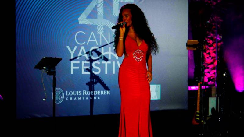 Chanteuse, saxophoniste, guitariste pour l’animation musicale de votre soirée de gala à Monaco – Monte Carlo