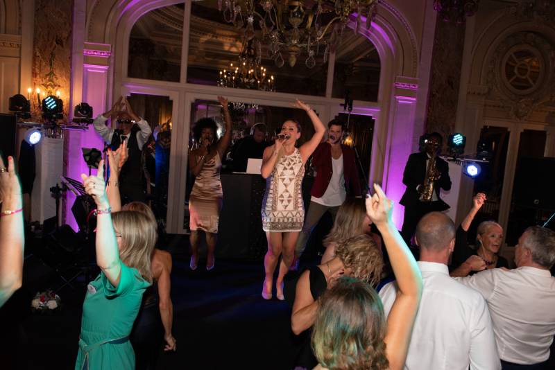 Meilleure agence artistique avec un groupe de musique pour mariage à Marseille dans les Bouches-du-Rhône