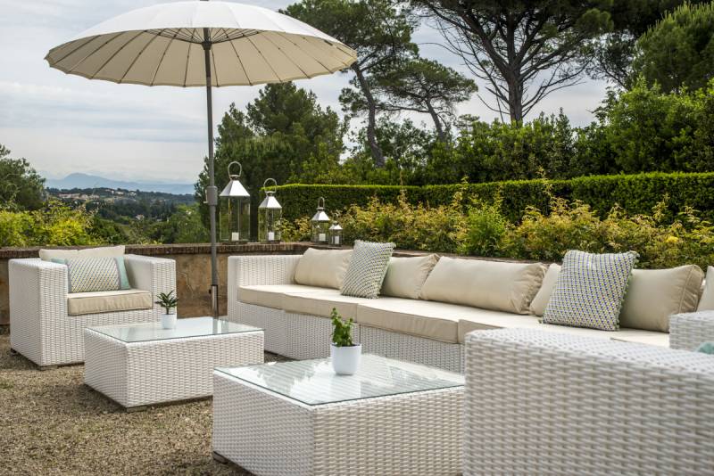 Location de mobilier lounge et canapés pour un mariage dans le var