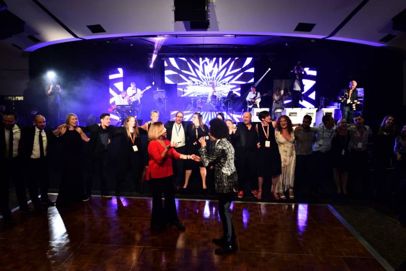 Grand moment d’émotion avec chanteurs talentueux pour soirée d’entreprise à Mougins sur la Côte d’Azur