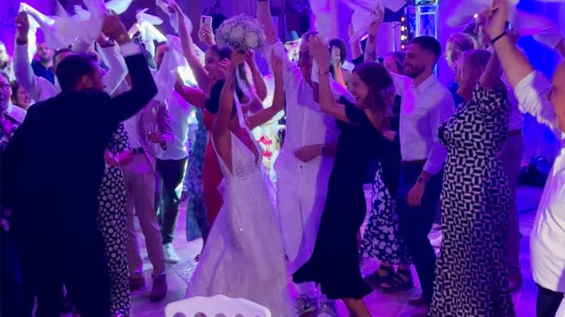 Entrée des mariés ultra festive avec orchestre pour votre mariage à Saint Rémy de Provence