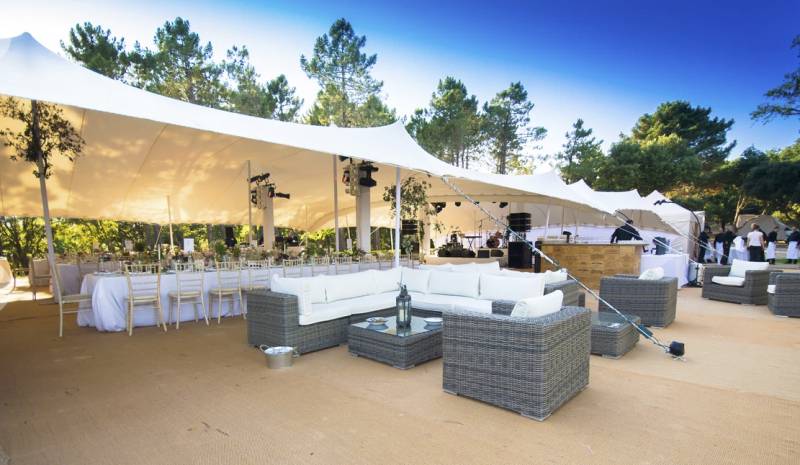 Location de mobilier extérieur pour une soirée privée à Cannes