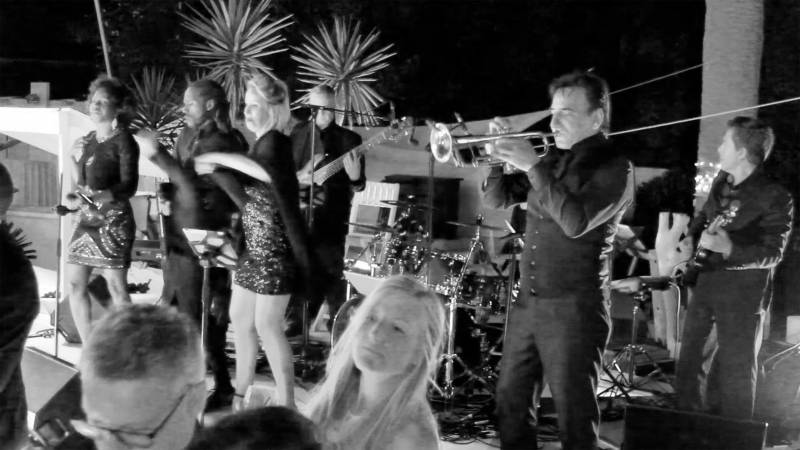Célébration de mariage en musique avec Orchestre DJ Live à Saint -Tropez dans le Var (83)