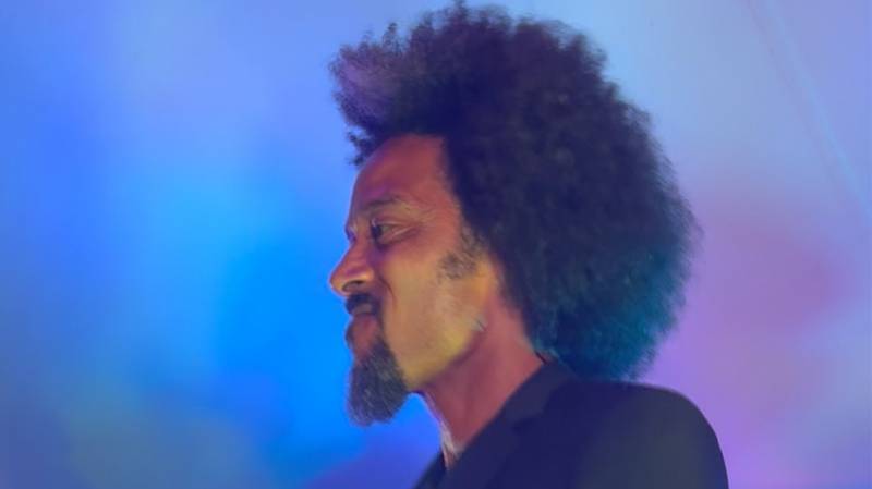 Un tourbillon de bonheur musical avec le groupe de chanteurs DJ Live pour votre mariage à Nice dans les Alpes Maritimes (06)