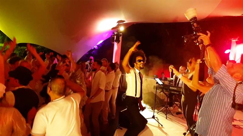 Grands professionnels avec le groupe de musique DJ Live pour mariage à Cannes – Côte d’Azur