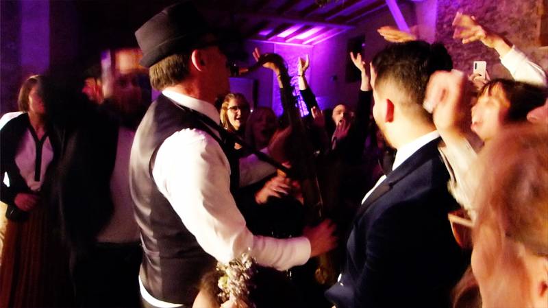 Ambiance ultra festive avec orchestre pour mariage à Marseille dans les Bouches du Rhône (13)