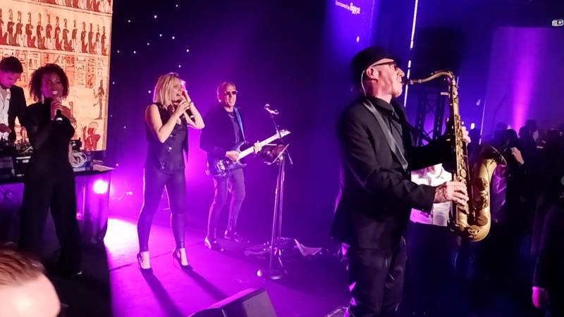 Piste de danse en folie avec l’orchestre international pour mariage à Marseille – Bouches-du-Rhône (13)