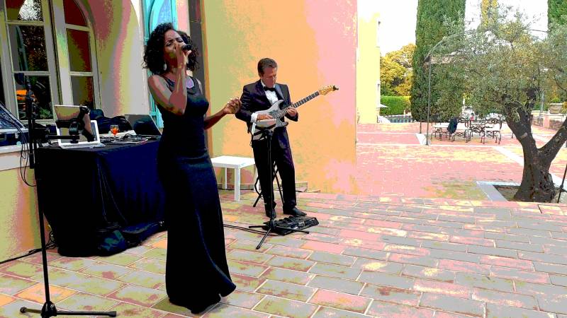 Chanteuse et guitariste avec orchestre international pour mariage à Lyon dans le Rhône (69)