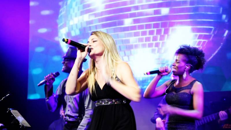 Animation musicale pour soirée privée avec orchestre international à Saint Tropez dans le Var 83