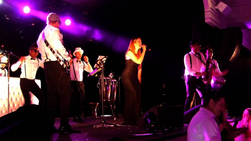 Agence artistique internationale – Animation musicale avec un groupe de musique pour mariage à Marseille (13)