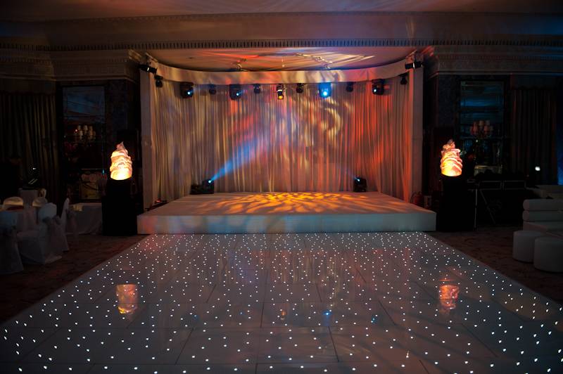 Location piste de danse blanche pour un mariage avec leds intégrées à Monaco