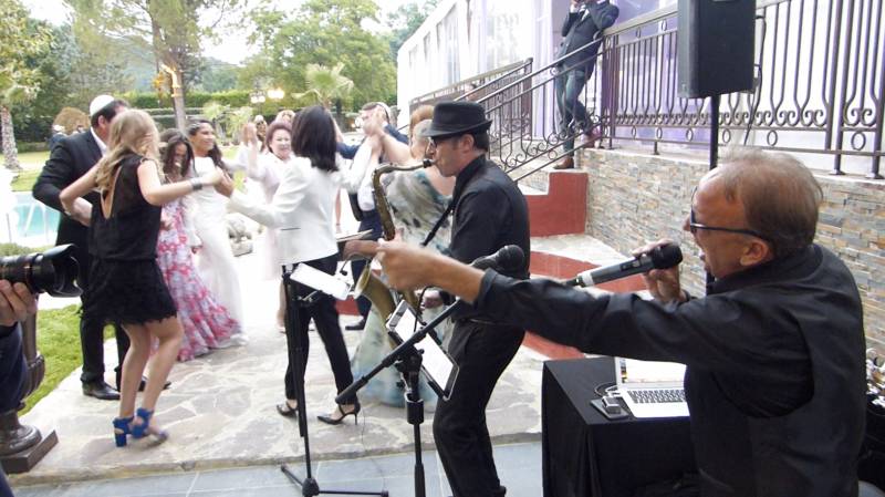 Chanteur et saxophoniste avec groupe de musique pour mariage russe à Nice Alpes Maritimes (06)