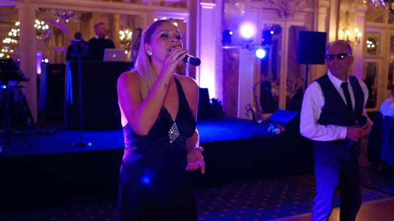 La magie musicale s’invite à la soirée de gala avec une chanteuse et un chanteur à Nice