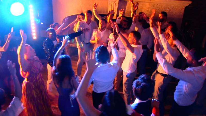 Une animation musicale mémorable grâce à un excellent groupe de musique pour mariage à Cannes