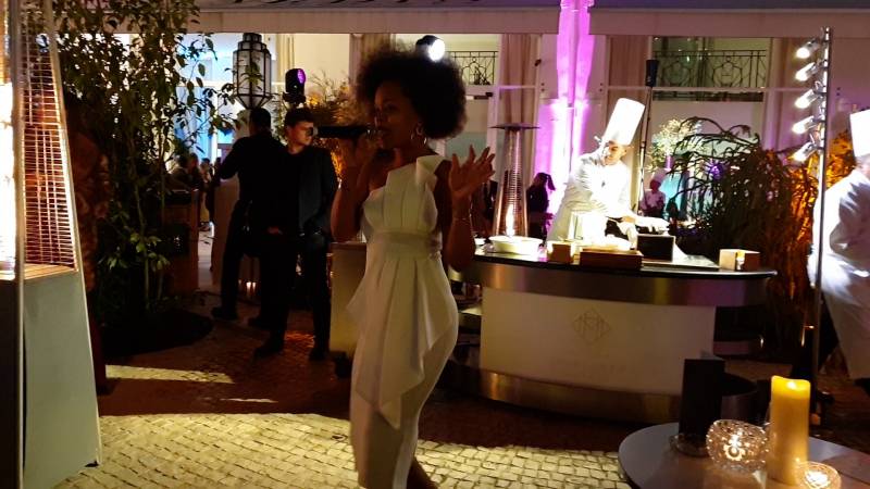 Animation musicale avec orchestre, chanteuses et chanteurs pour soirée de gala à Paris