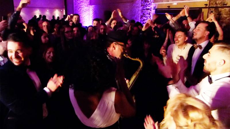 Explosive Dance Evening with International Orchestra for Wedding in Avignon in Vaucluse (84)