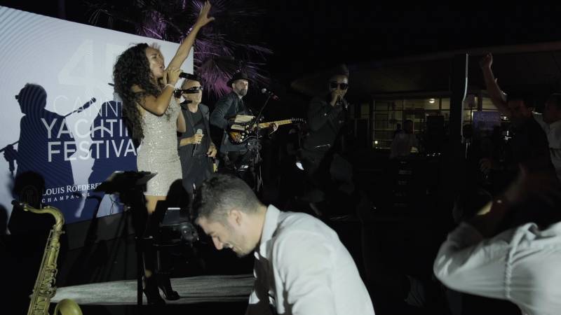 Artistes d’exception avec des chanteuses, chanteurs et musiciens hors normes pour soirée de séminaire à Nice