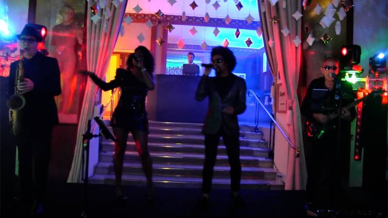 Une célébration ultra festive avec un groupe de musique pour votre mariage à Cannes (06)