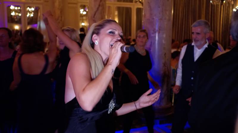 Animation musicale élégante, dynamique avec un groupe de musique pour un mariage à Nice (06)