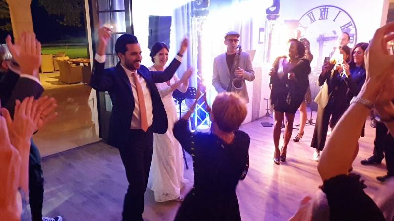 Entrée des mariés ultra festive avec orchestre DJ Live pour mariage à Saint-Tropez dans le Var