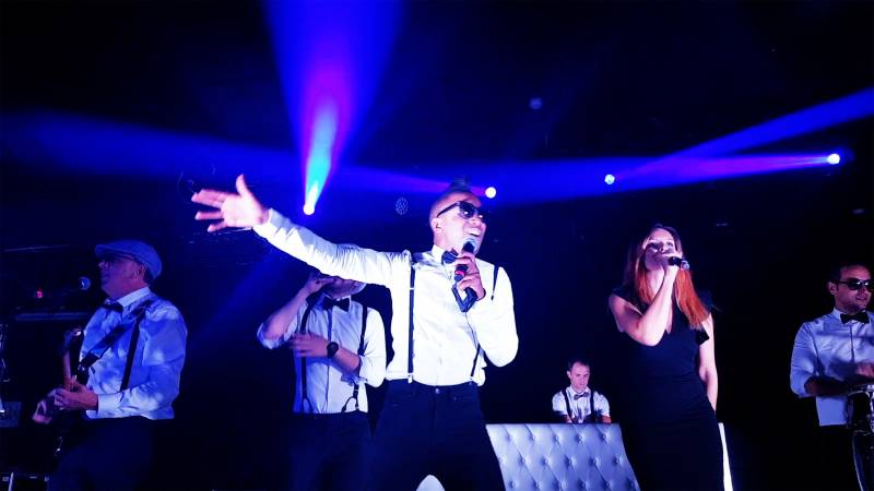 Une explosion de joie avec le groupe de chanteurs - chanteuses DJ Live pour mariage à Saint-Tropez dans le var (83)