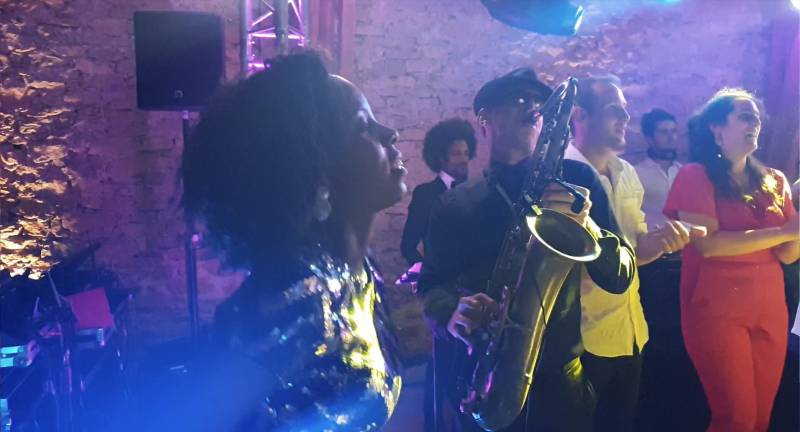 Célébrer un mariage juif en musique avec un orchestre hors normes à Toulon dans le Var (83)