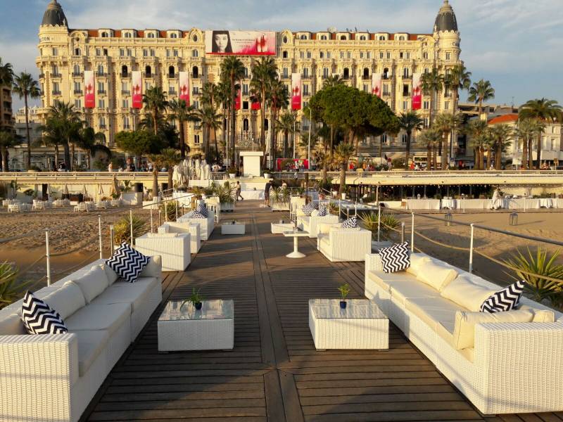 Location du mobilier extérieur pour une soirée privée à Cannes dans les Alpes Maritimes
