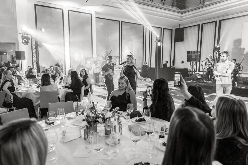 Chanteuses pour mariage avec orchestre de variété internationale à Marseille dans les Bouches du Rhône