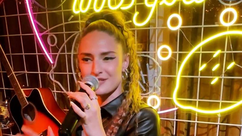 Chanteuse professionnelle avec groupe de musique de variété internationale pour soirée privée à Lyon (69)