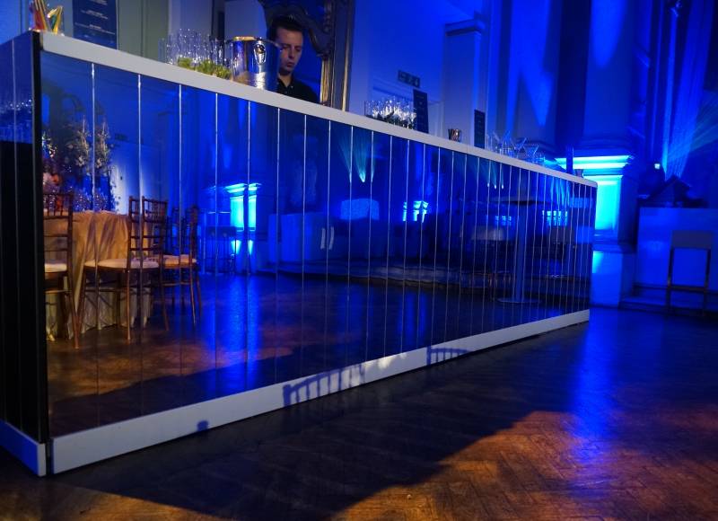 Location d'un bar miroir pour une soirée privée à Nice
