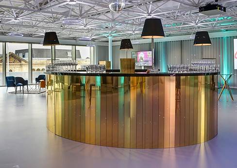 Location d'un bar or miroir rond pour une soirée privée à Valbonne