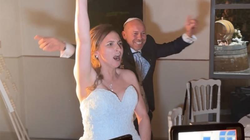 Une entrée des mariés magique avec orchestre pour votre mariage juif à Marseille (13)