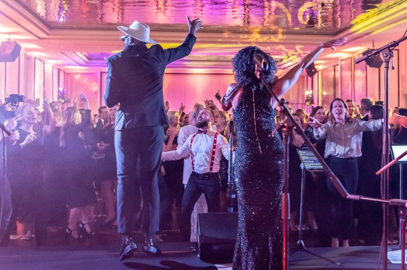 Soirée de comité d’entreprise avec orchestre et chanteurs professionnels à Toulon dans le Var (83)