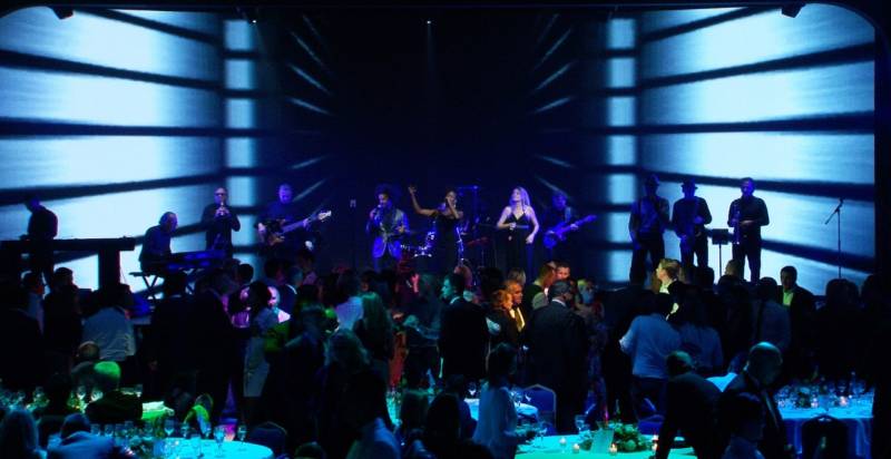 Chanteurs réputés avec orchestre et saxophones pour soirée de comité d'entreprise à Paris en Île de France